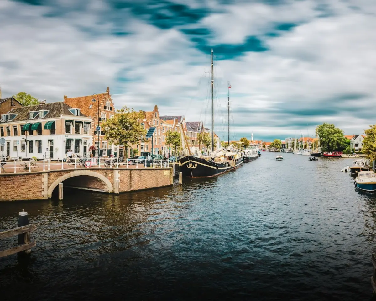 Het Spaarne in Haarlem bij de Gravestenenbrug, met boten en gevels aan het water