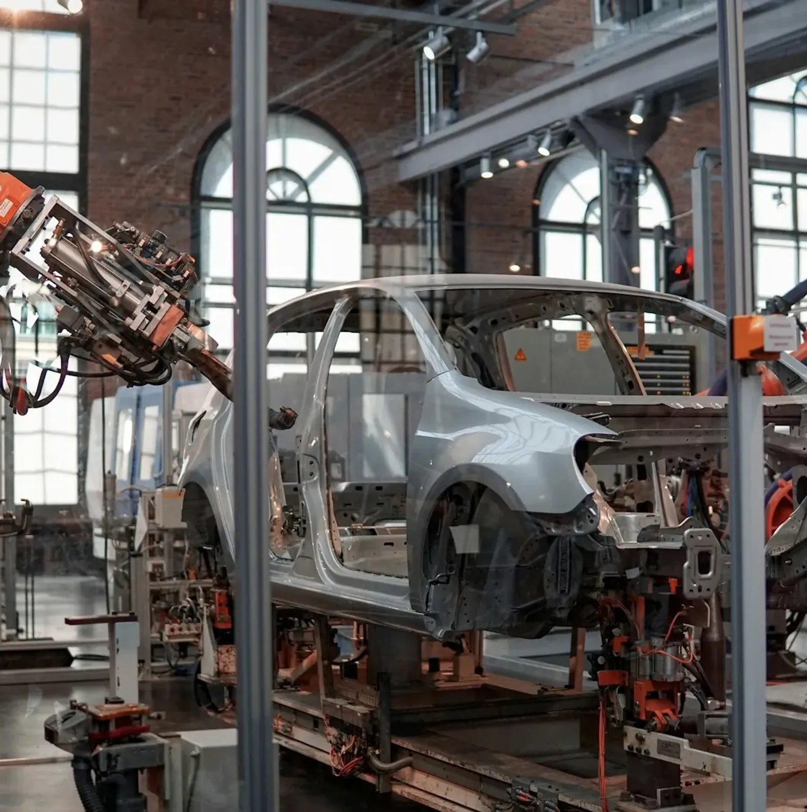 Robotarmen lassen een autoframe in een fabriekshal