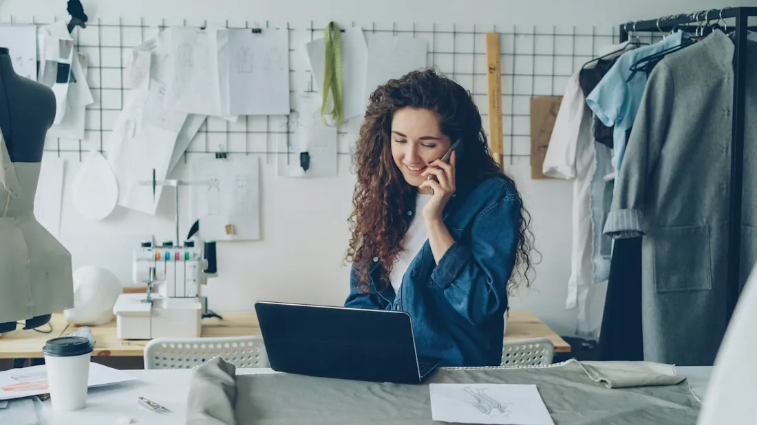 Ondernemer aan de telefoon achter een laptop