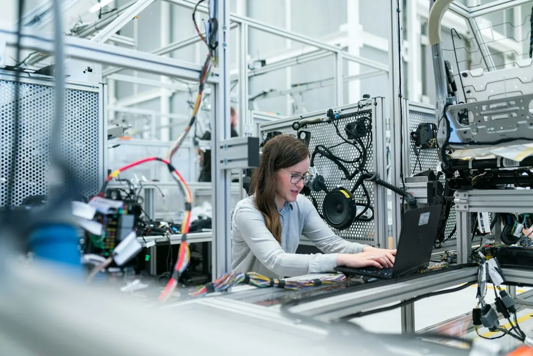 Medewerker aan een machine op de werkvloer