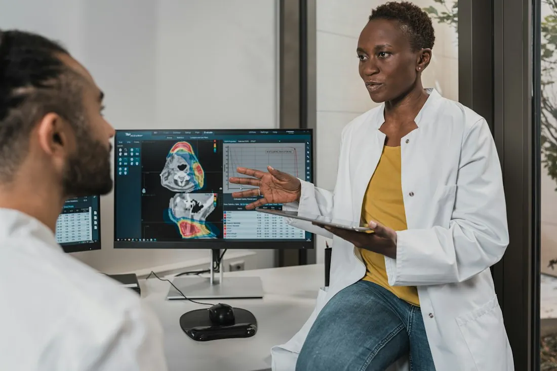 Twee zorgverleners bekijken een scan op een scherm