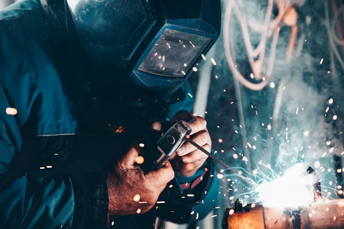 Vakman aan het werk in een werkplaats
